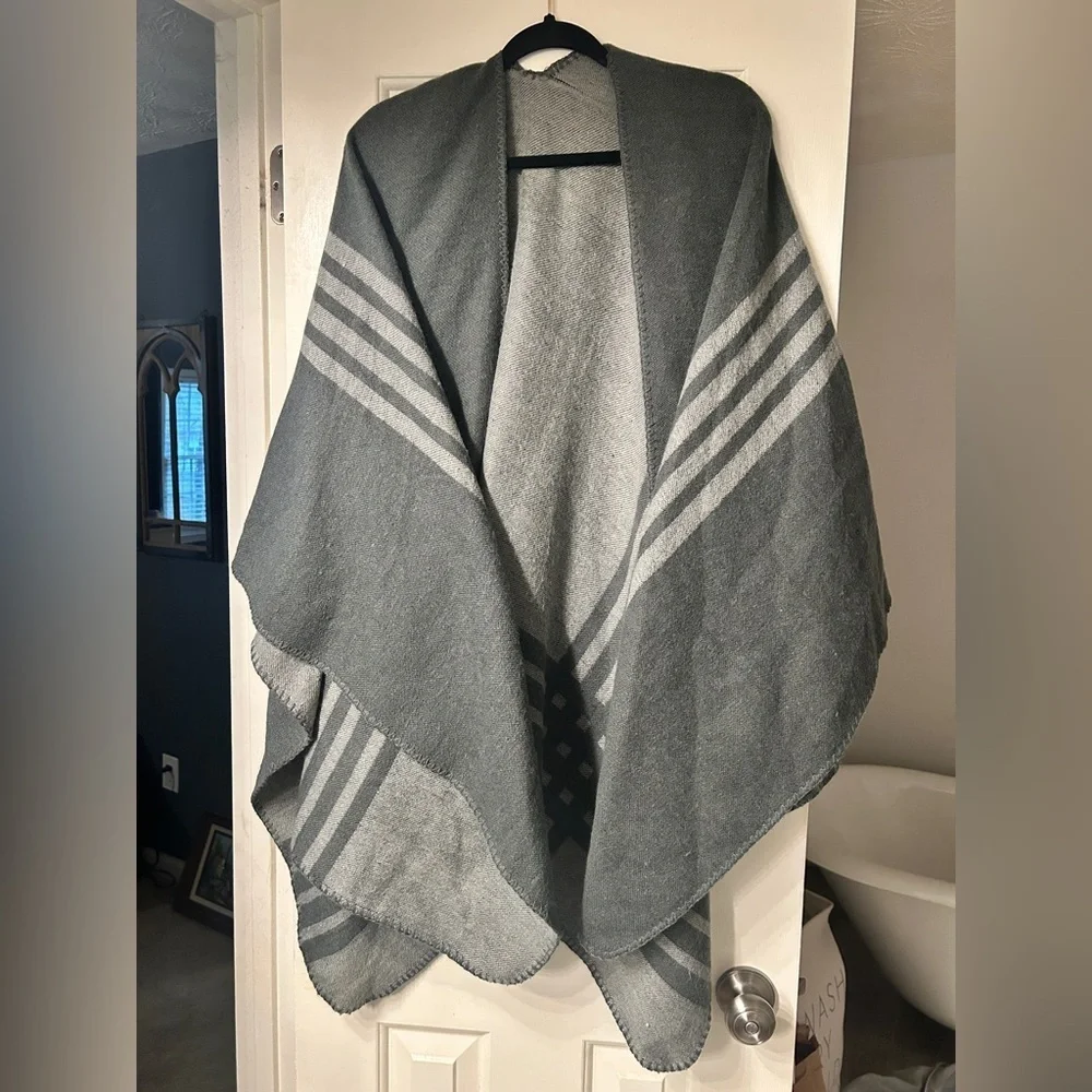 BB Dakota Gray Striped Plaid Blanket Cape Poncho Shawl Women's One Size